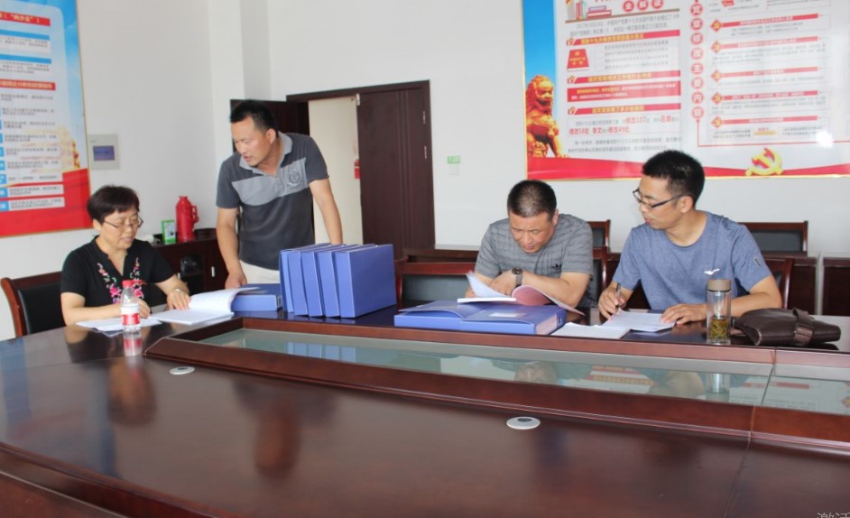 专家团认真检查材料并对照记录 专家团认真检查材料并对照记录